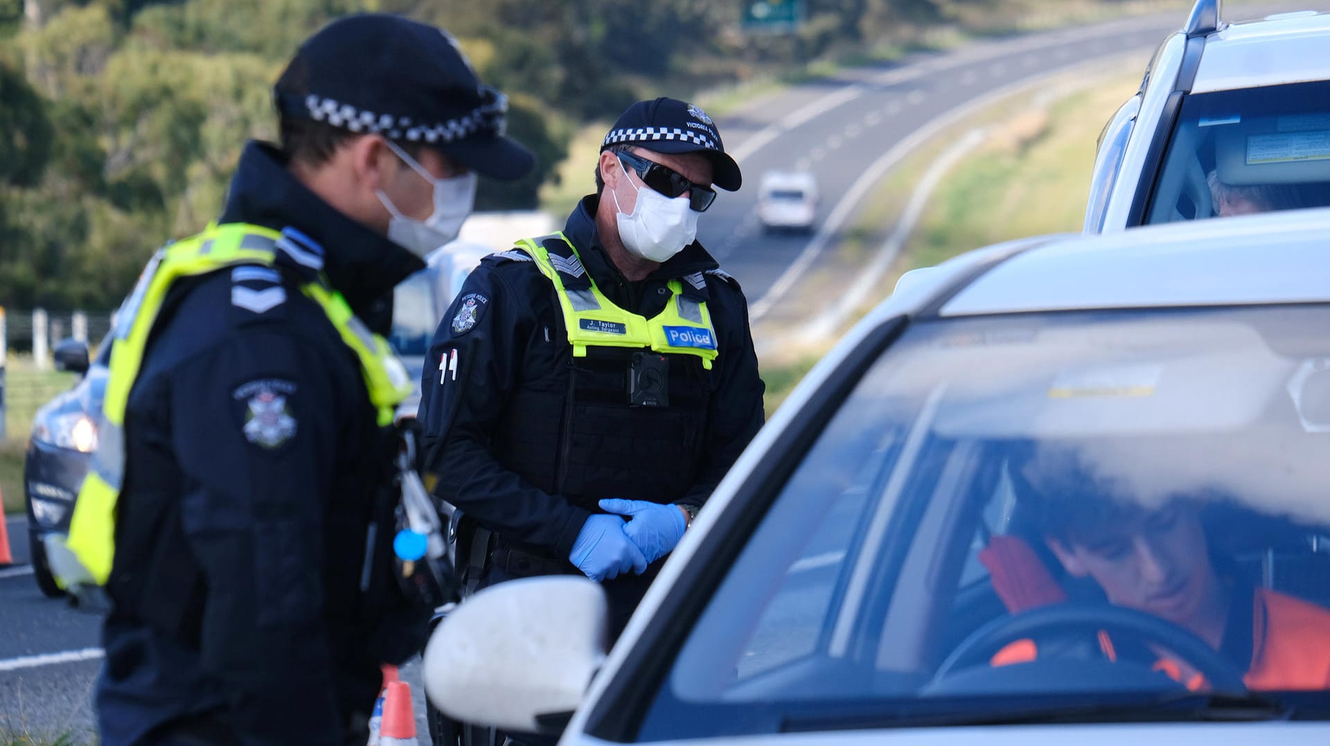 Australische Polizisten stoppen am Stadtrand von Melbourne ein Auto.