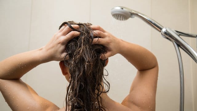 Nach Sport im Sommer kühlt man den erhitzten Körper lieber langsam ab - und dreht die Dusche erstmal auf handwarme Temperatur, statt sie eiskalt laufen zu lassen.