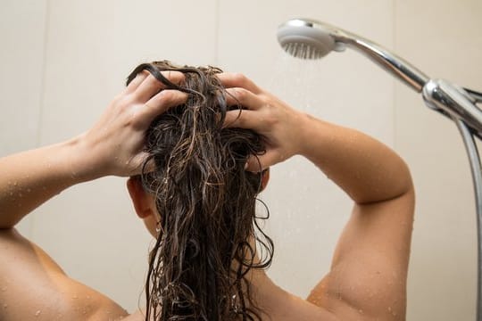 Nach Sport im Sommer kühlt man den erhitzten Körper lieber langsam ab - und dreht die Dusche erstmal auf handwarme Temperatur, statt sie eiskalt laufen zu lassen.