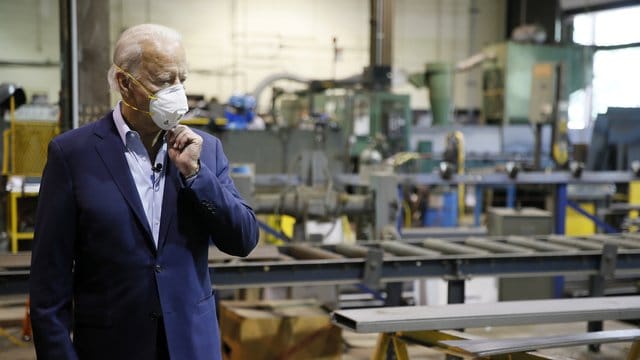 Biden stellte in einer Stahlfirma einen Wirtschaftsplan vor, der helfen soll, die Mittelklasse zu stärken und das Land aus der Corona-Krise zu führen. Biden stellte in einer Stahlfirma einen Wirtschaftsplan vor, der helfen soll, die Mittelklasse zu stärken und das Land aus der Corona-Krise zu führen.