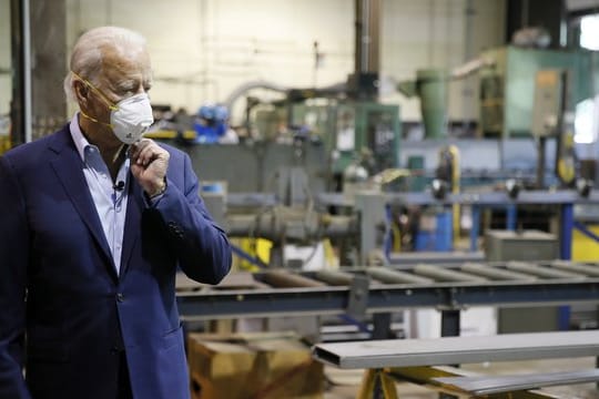 Biden stellte in einer Stahlfirma einen Wirtschaftsplan vor, der helfen soll, die Mittelklasse zu stärken und das Land aus der Corona-Krise zu führen.