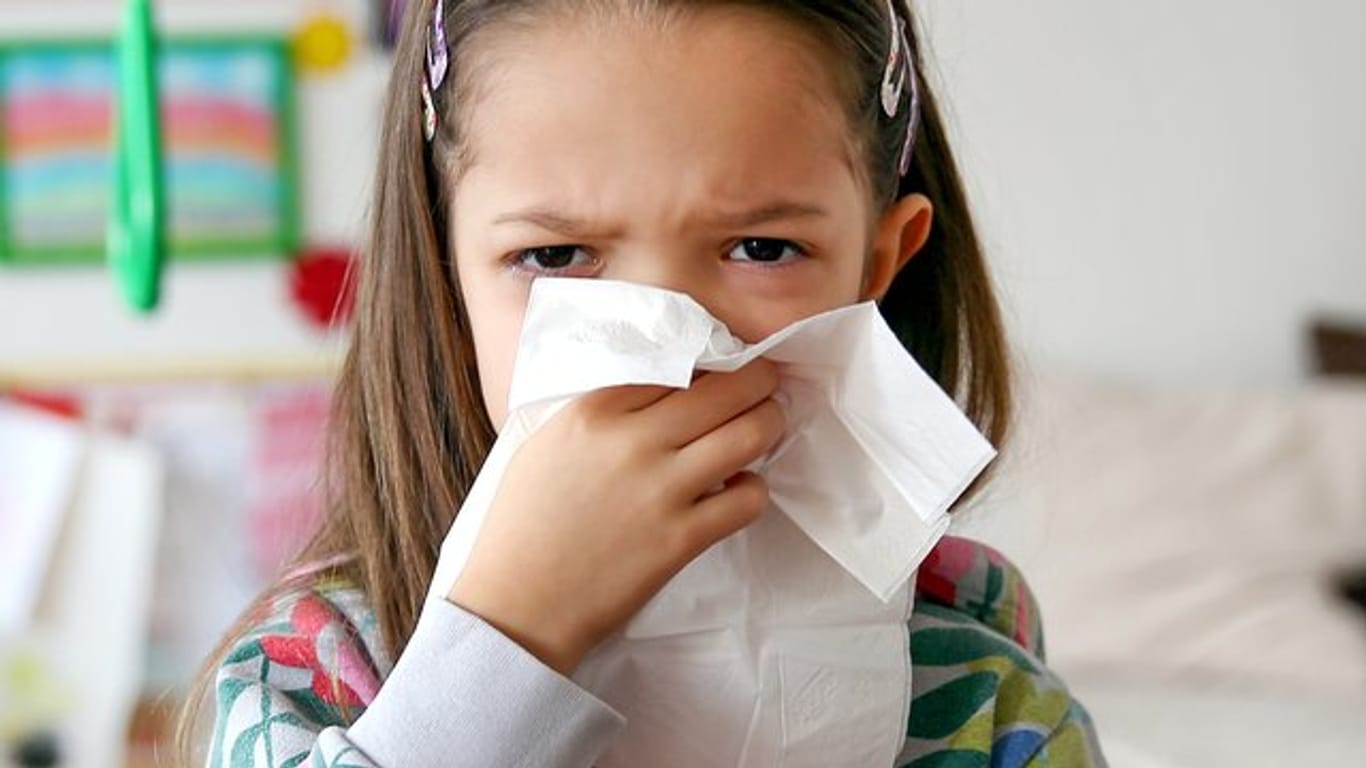 Viele Kitas schicken auch bei leichten Erkältungssymptomen Kinder nach Hause.