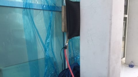 Ein pneumatisches Hebekissen: So wurde das Kind aus dem Gebäude-Spalt befreit.
