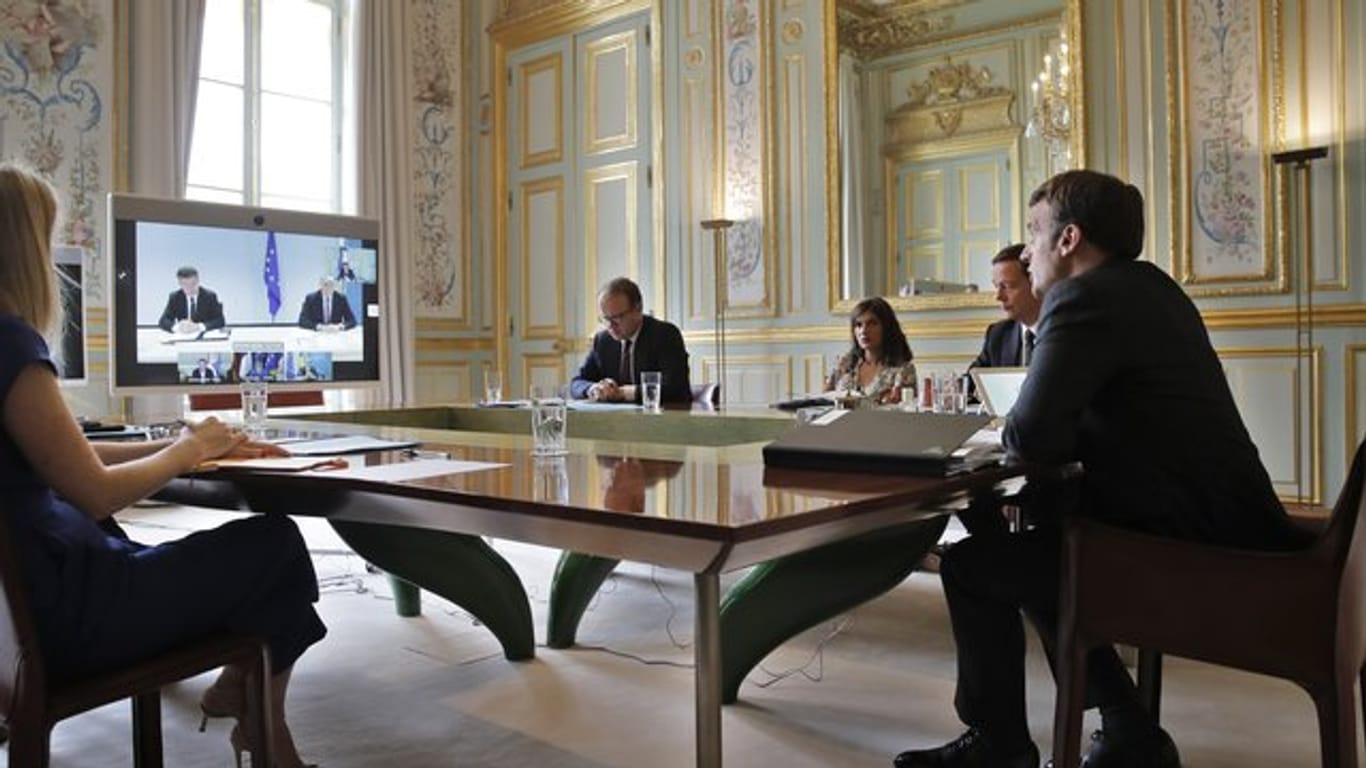 Frankreichs Präsident Emmanuel Macron konferiert mit Serbiens Präsident Vucic, dem kosovarischen Ministerpräsident Hoti und EU-Politikern.