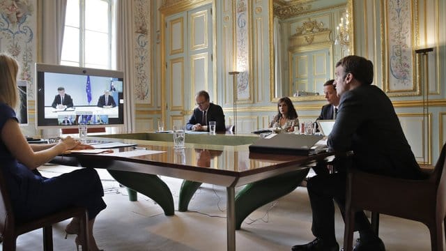 Frankreichs Präsident Emmanuel Macron konferiert mit Serbiens Präsident Vucic, dem kosovarischen Ministerpräsident Hoti und EU-Politikern. Frankreichs Präsident Emmanuel Macron konferiert mit Serbiens Präsident Vucic, dem kosovarischen Ministerpräsident Hoti und EU-Politikern.