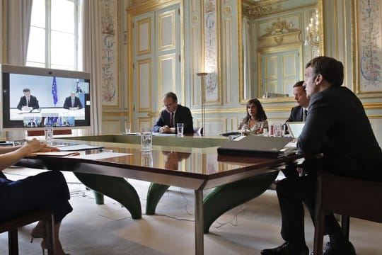 Frankreichs Präsident Emmanuel Macron konferiert mit Serbiens Präsident Vucic, dem kosovarischen Ministerpräsident Hoti und EU-Politikern.