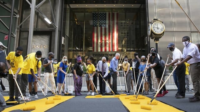 Der Schriftzug "Black Lives Matter" wird auf die Fifth Avenue vor dem Trump Tower gemalt. Der Schriftzug "Black Lives Matter" wird auf die Fifth Avenue vor dem Trump Tower gemalt.
