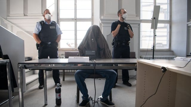 Der 27-Jährige hat gestanden - das Gericht verurteilt ihn zu 15 Jahren Haft. Der 27-Jährige hat gestanden - das Gericht verurteilt ihn zu 15 Jahren Haft.