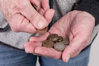 Person zählt Münzen (Symbolbild): Der Bundesfinanzhof will noch 2020 über die Rentenbesteuerung entscheiden.