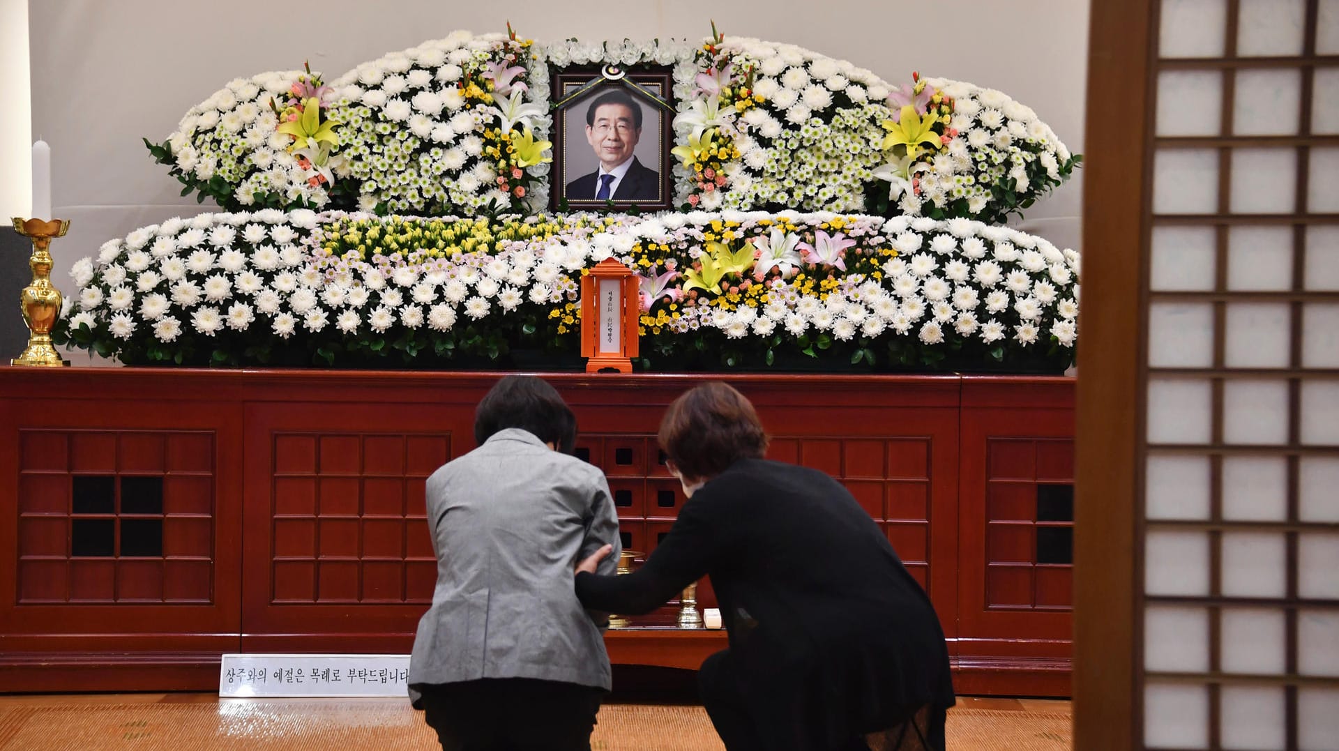 Trauer um verstorbenen Bürgermeister Park Won-soon: In einem Krankenhaus in Seoul ist ein Gedenkaltar aufgestellt worden. Trauer um verstorbenen Bürgermeister Park Won-soon: In einem Krankenhaus in Seoul ist ein Gedenkaltar aufgestellt worden.