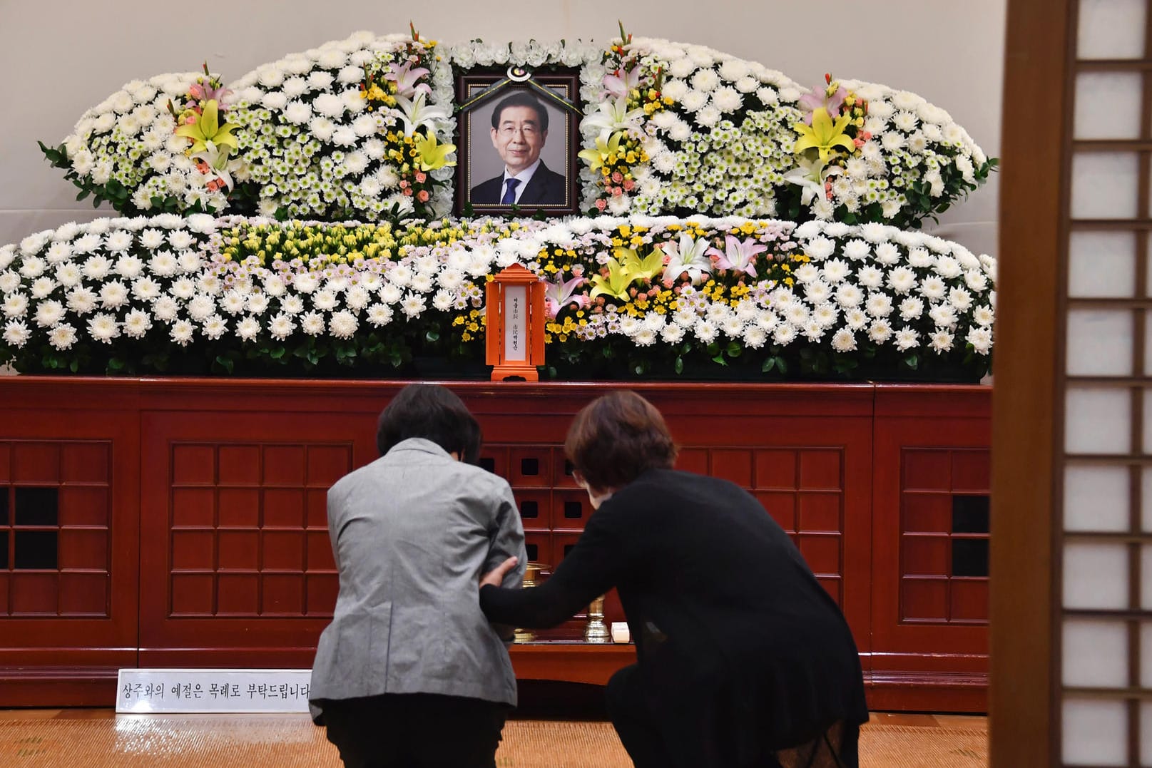 Trauer um verstorbenen Bürgermeister Park Won-soon: In einem Krankenhaus in Seoul ist ein Gedenkaltar aufgestellt worden.