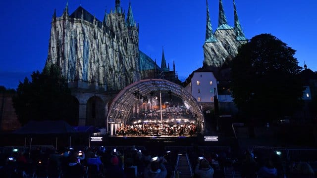 Vor der Kulisse des Erfurter Mariendoms und der Severikirche beginnt das Festival unter dem Motto "Wir sind da!". Vor der Kulisse des Erfurter Mariendoms und der Severikirche beginnt das Festival unter dem Motto "Wir sind da!".