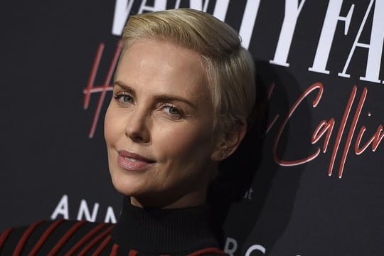 Charlize Theron zeigt in ihrem neuen Film Muskeln und Kampfeslust.