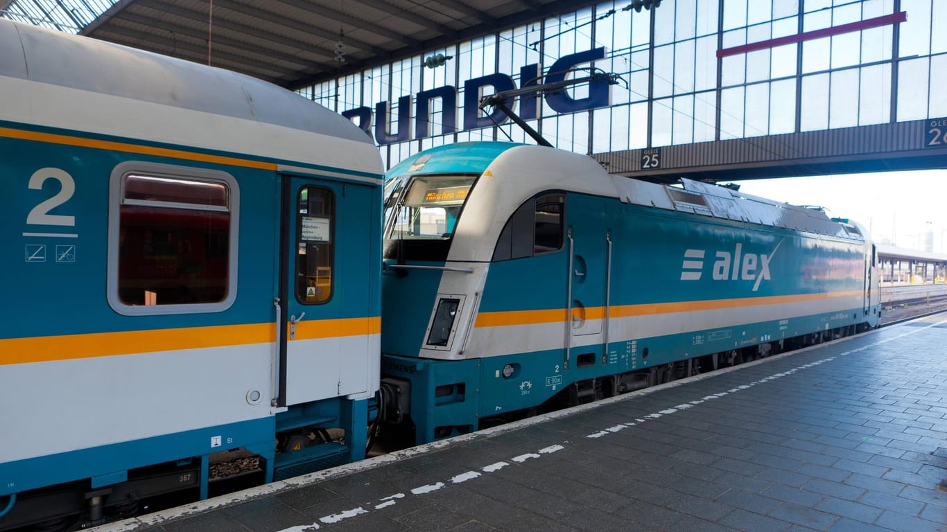 Ein Regionalexpress der Strecke Hof–München (Symbolbild): In einer Bahn hat eine Schwarzfahrerin ein Feuer gelegt.