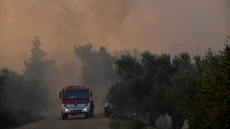 Buschfeuer in Griechenland werden durch Winde verstärkt.