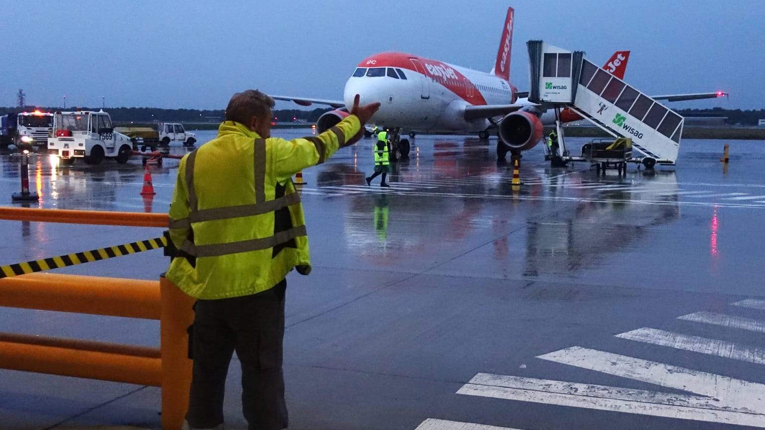 Easyjet-Flugzeug auf dem Flughafen Schönefeld (Archivbild): Viele Bodenmitarbeiter sollen gehen.