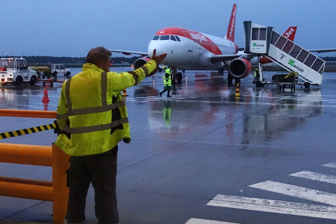 Easyjet-Flugzeug auf dem Flughafen Schönefeld (Archivbild): Viele Bodenmitarbeiter sollen gehen.