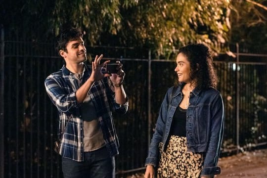 Sean Teale (als Ethan) und Brittany O’Grady kommen sich näher.