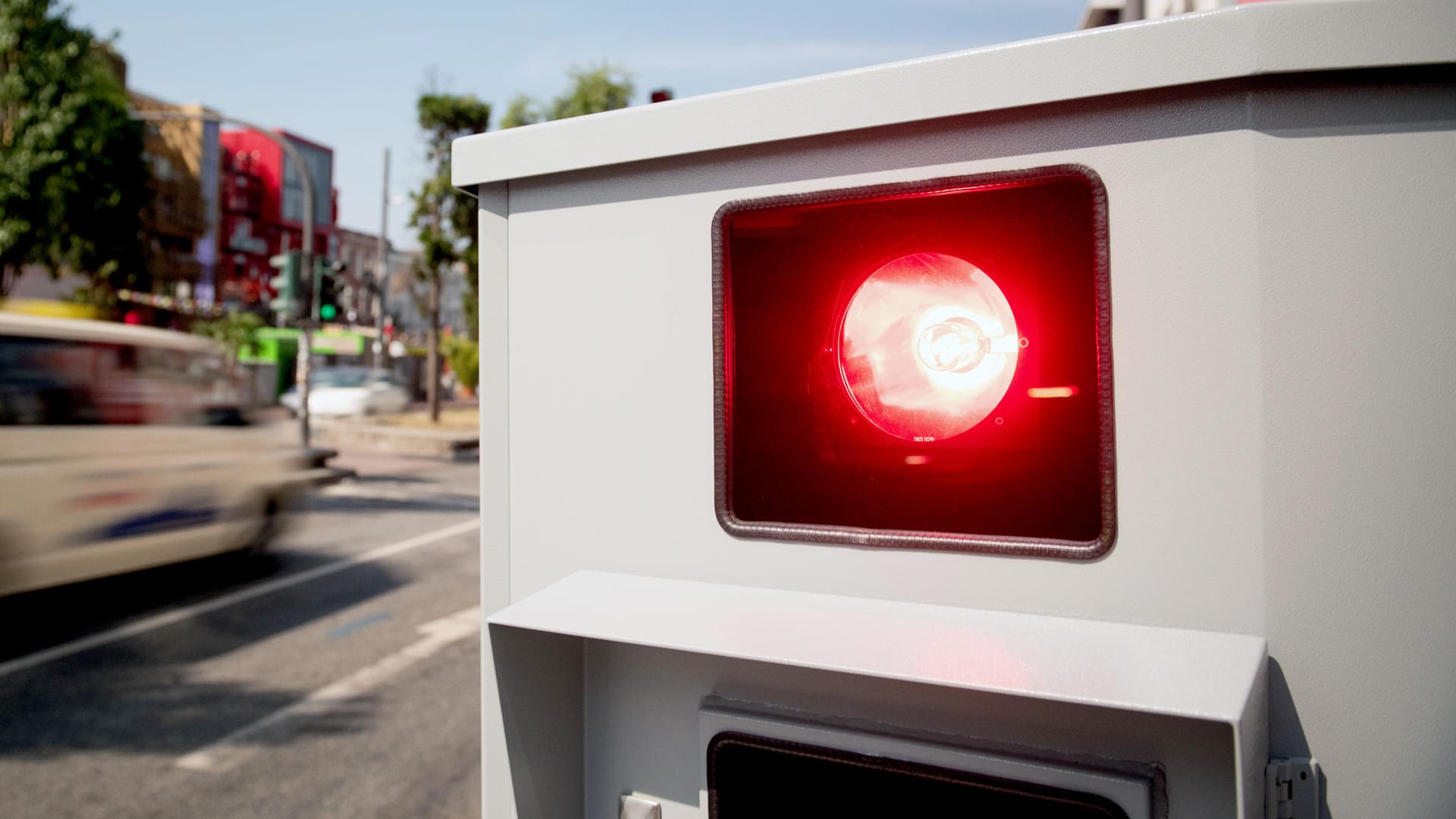 Zu schnell auf der Straße unterwegs: Der neue Bußgeldkatalog sieht vor, dass bereits bei einer Überschreitung der zulässigen Höchstgeschwindigkeit innerorts um 21 km/h und außerorts um 26 km/h ein einmonatiges Fahrverbot erfolgt.