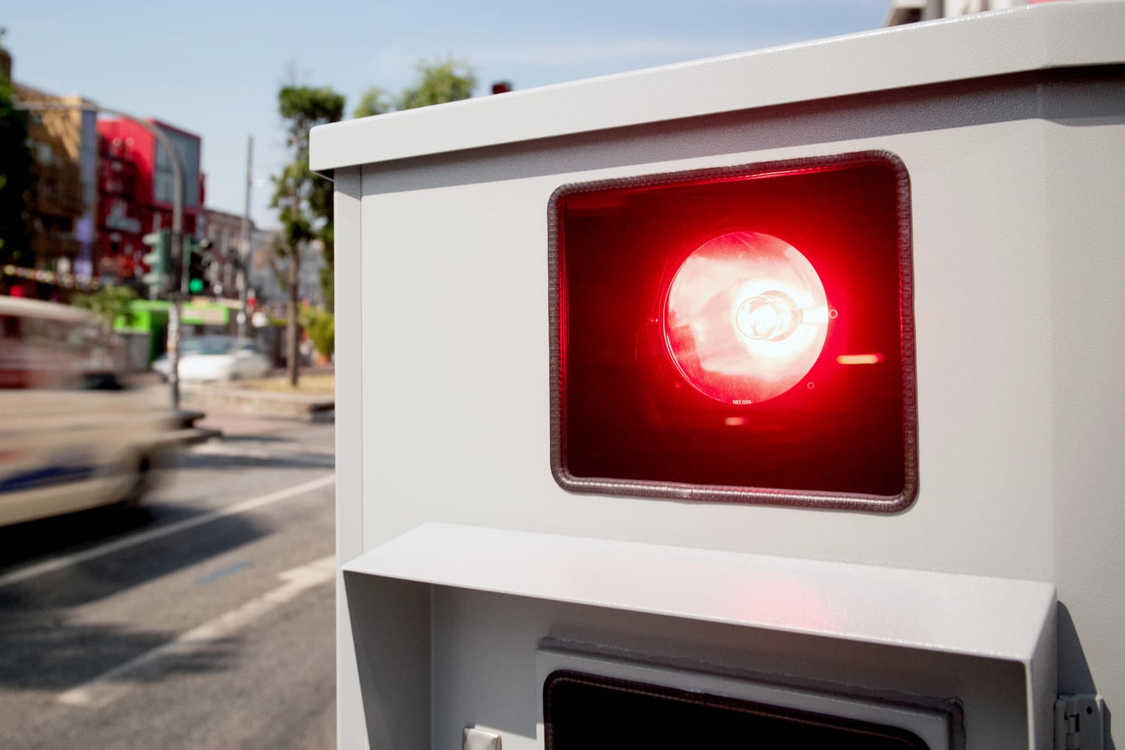 Zu schnell auf der Straße unterwegs: Der neue Bußgeldkatalog sieht vor, dass bereits bei einer Überschreitung der zulässigen Höchstgeschwindigkeit innerorts um 21 km/h und außerorts um 26 km/h ein einmonatiges Fahrverbot erfolgt.