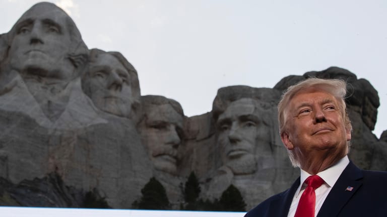 Donald Trump am Mount Rushmore: Vor allem die älteren Wähler ab 65 haben sich zuletzt von Trump abgewendet.