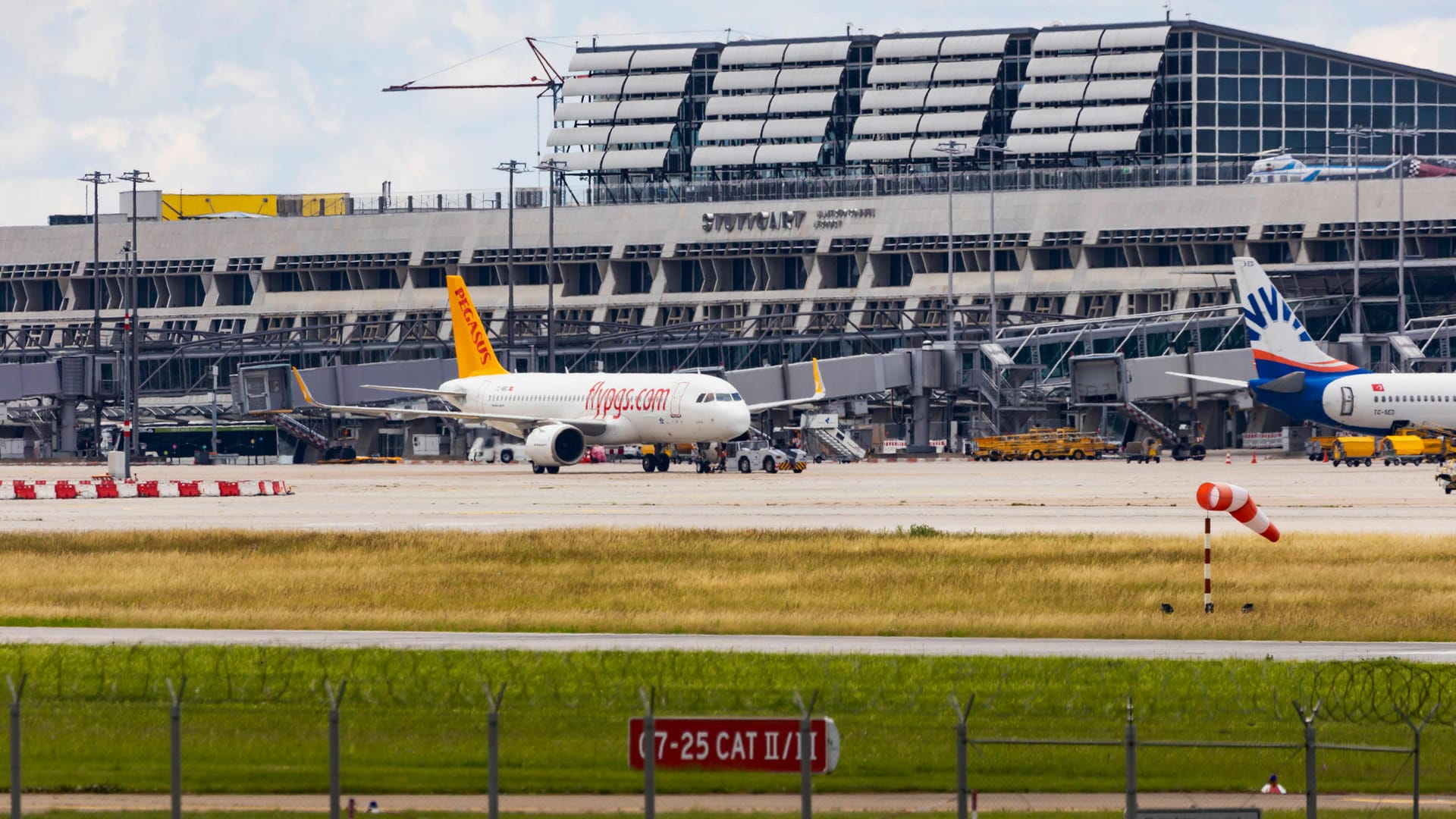 Flugzeug am Flughafen Stuttgart: Gemeinsam mit dem Verband deutscher Flughäfen (ADV) fordert der Airport Bundeshilfen. Flugzeug am Flughafen Stuttgart: Gemeinsam mit dem Verband deutscher Flughäfen (ADV) fordert der Airport Bundeshilfen.