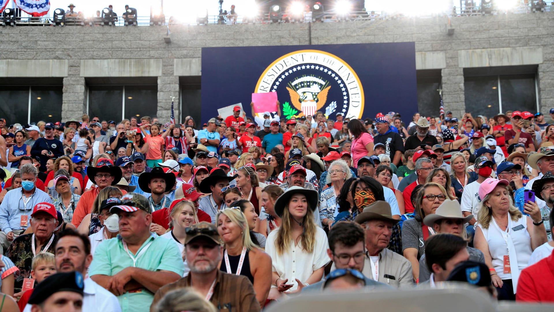 Zuschauer am Mount Rushmore: Kaum einer trägt einen Mund-Nasen-Schutz.