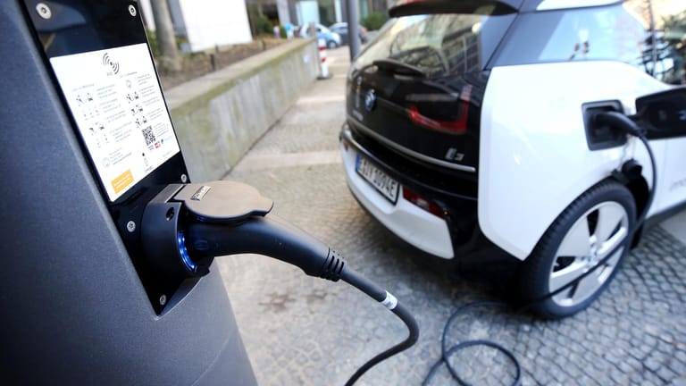 Elektroauto: E-Autofahrer haben es bislang schwer, überall in Deutschland eine Ladesäule zu finden.