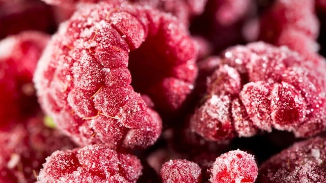 Himbeeren: Viele Verbraucher greifen zu Tiefkühlobst.