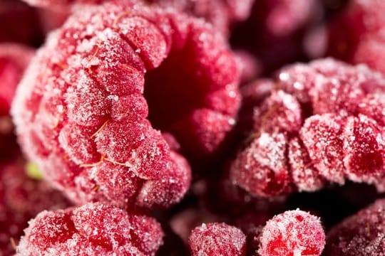 Himbeeren: Viele Verbraucher greifen zu Tiefkühlobst.