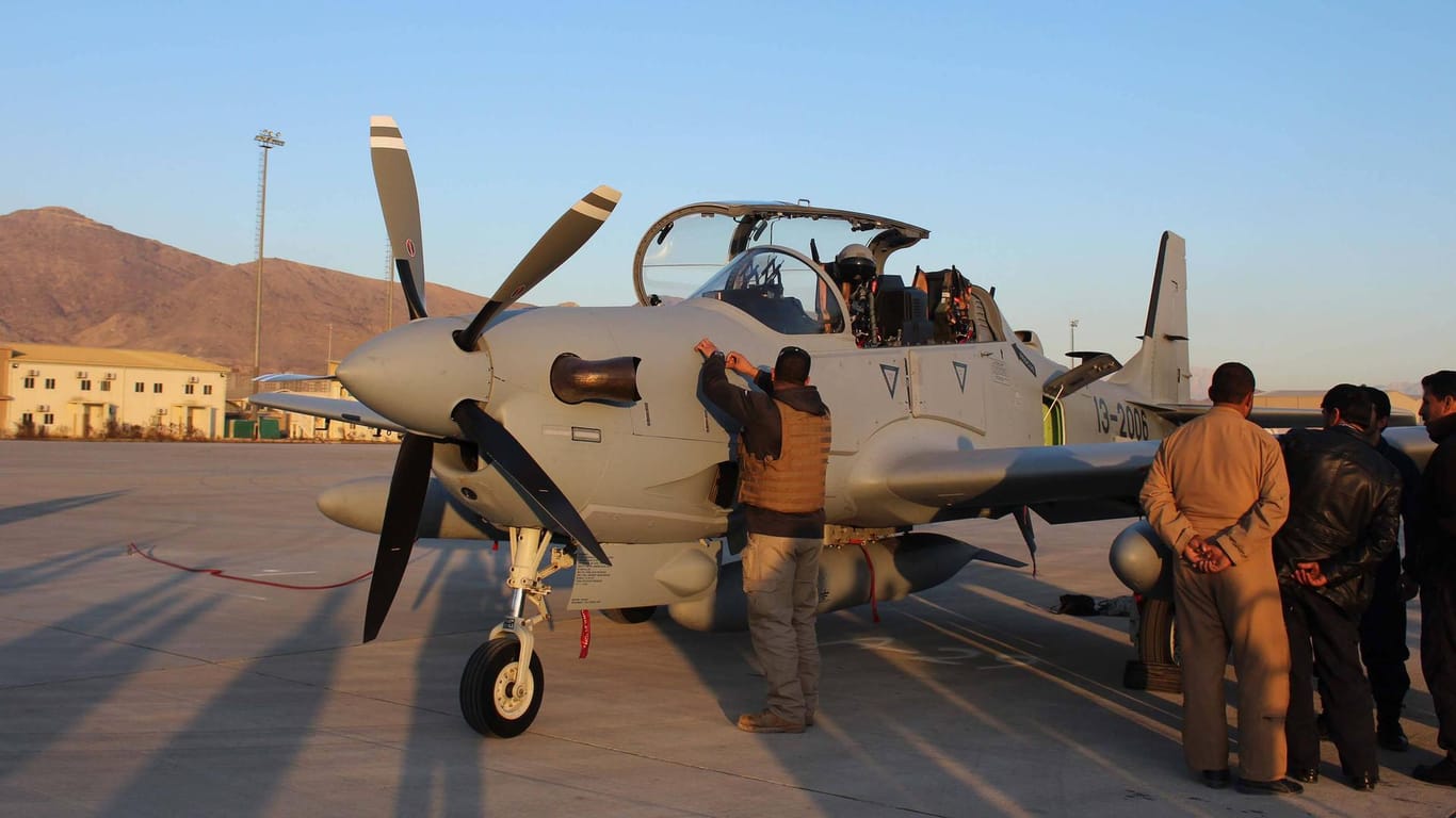 Ein Militärflugzeug des Typs Super Tucano in Afghanistan (Archivbild): Ein Flugausbilder der US-Luftwaffe ist bei einem Trainingsflug in Afghanistan abgestürzt