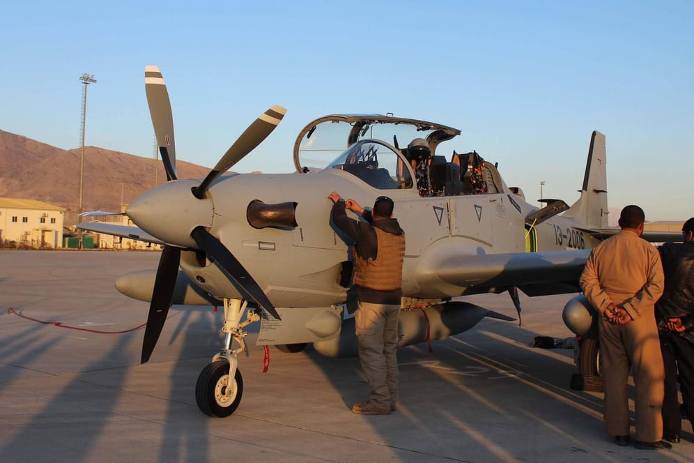 Ein Militärflugzeug des Typs Super Tucano in Afghanistan (Archivbild): Ein Flugausbilder der US-Luftwaffe ist bei einem Trainingsflug in Afghanistan abgestürzt