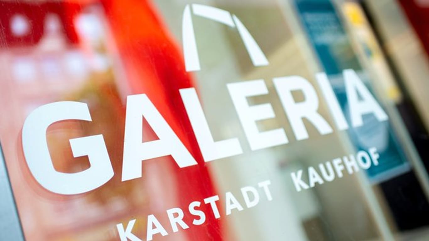 Das Logo von Galeria Karstadt Kaufhof (Symbolbild): Offenbar sollen weniger Filialen schließen.