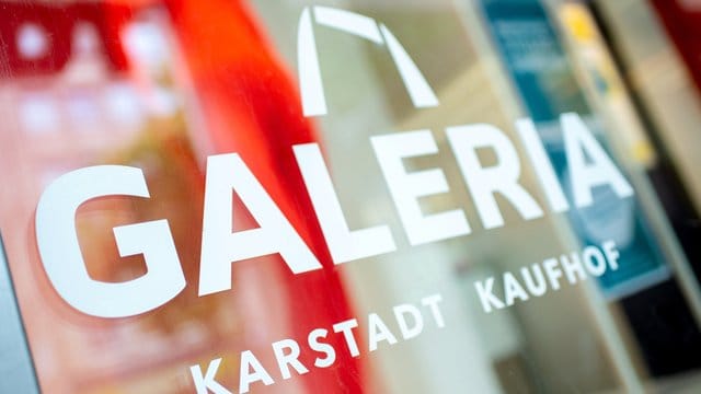Das Logo von Galeria Karstadt Kaufhof (Symbolbild): Offenbar sollen weniger Filialen schließen. Das Logo von Galeria Karstadt Kaufhof (Symbolbild): Offenbar sollen weniger Filialen schließen.