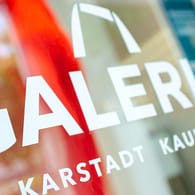 Das Logo von Galeria Karstadt Kaufhof (Symbolbild): Offenbar sollen weniger Filialen schließen.