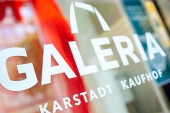 Das Logo von Galeria Karstadt Kaufhof (Symbolbild): Offenbar sollen weniger Filialen schließen.