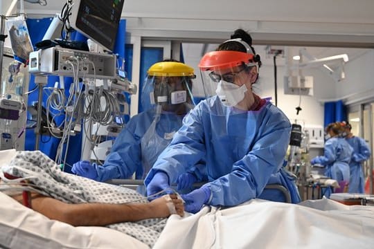 Behandlung eines Corona-Patienten auf einer Intensivstation in Großbritannien: Auch das Herz kann beeinträchtigt werden.