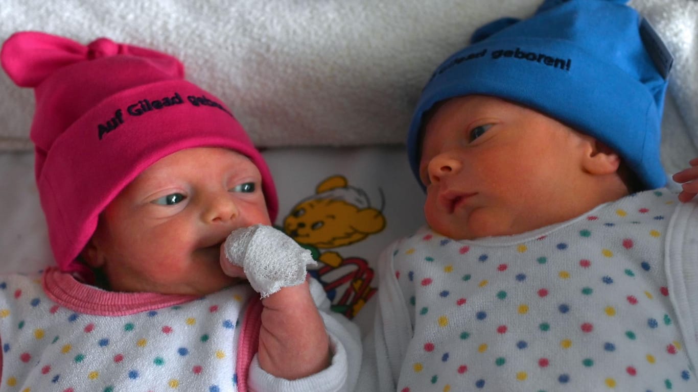 Die Zwillinge Milena (links) und Artjom mit Mützen mit der Aufschrift "Auf Gilead geboren!": So heißt das Krankenhaus, in dem die Zwillinge zur Welt kamen. Ihr Geburtstag ist aber an zwei verschiedenen Tagen.