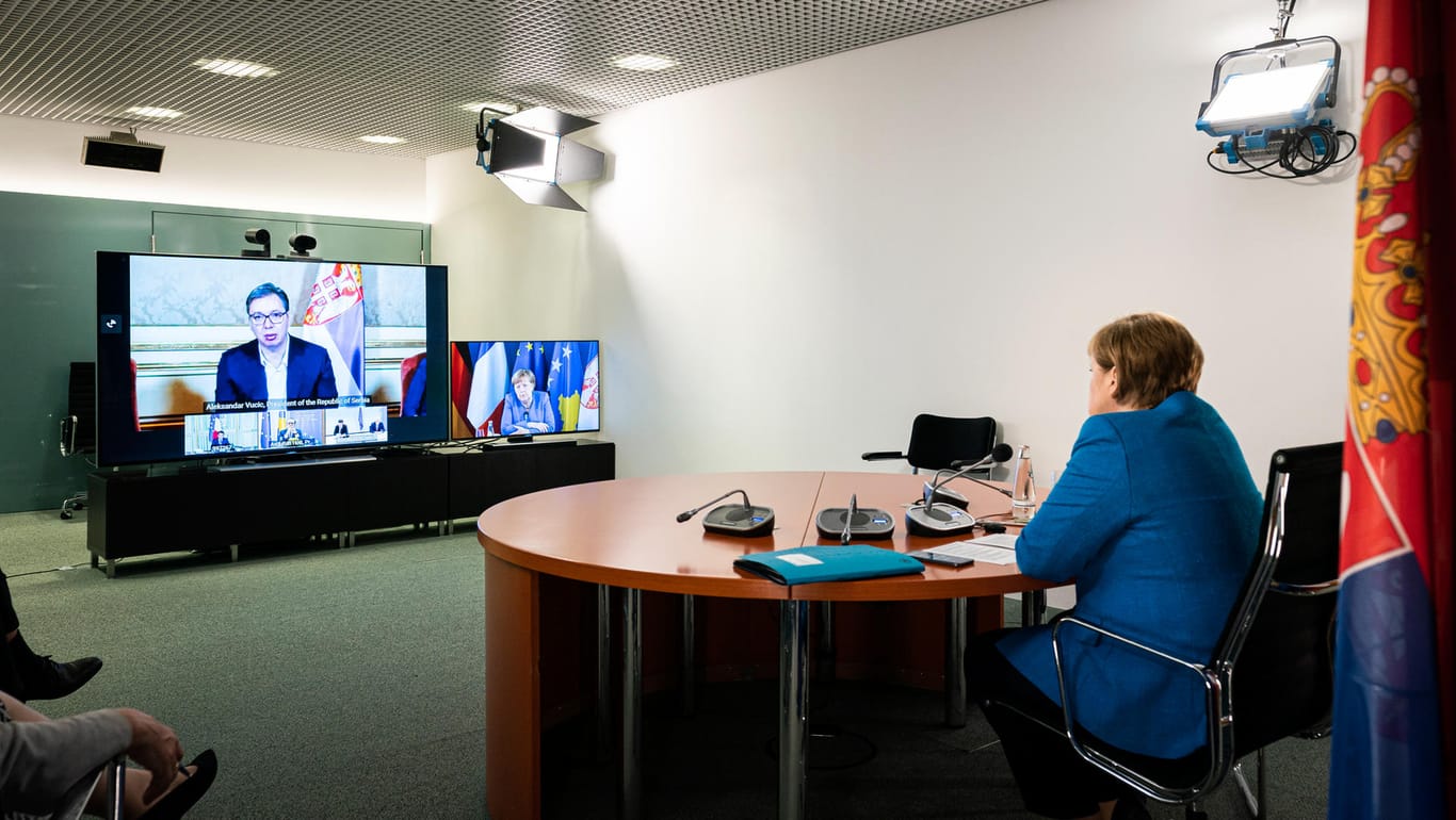 Bundeskanzlerin Angela Merkel spricht bei einer Videokonferenz mit dem serbischen Präsident Aleksandar Vucic: Beim ersten Gipfelgespräch zwischen Serbien und dem Kosovo ist es noch zu keiner Annäherung gekommen.