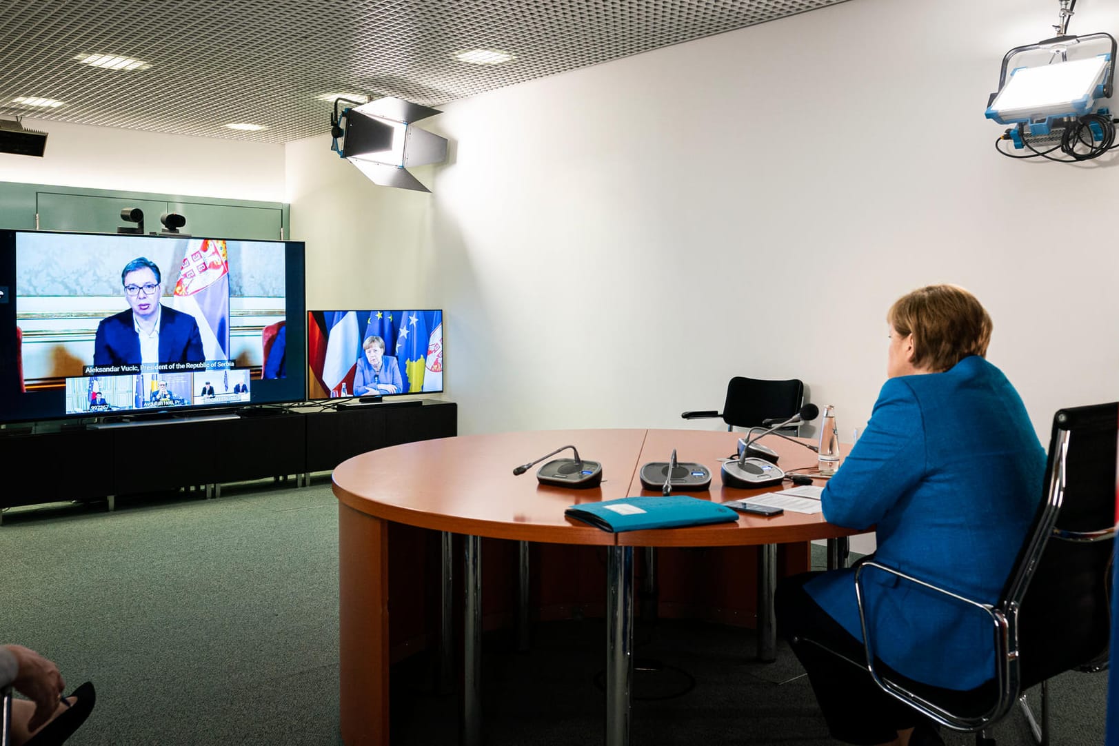 Bundeskanzlerin Angela Merkel spricht bei einer Videokonferenz mit dem serbischen Präsident Aleksandar Vucic: Beim ersten Gipfelgespräch zwischen Serbien und dem Kosovo ist es noch zu keiner Annäherung gekommen.