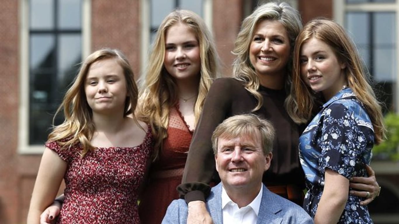 König Willem-Alexander der Niederlande, seine Frau Máxima und seine Töchter stellen sich dem Fotografen.