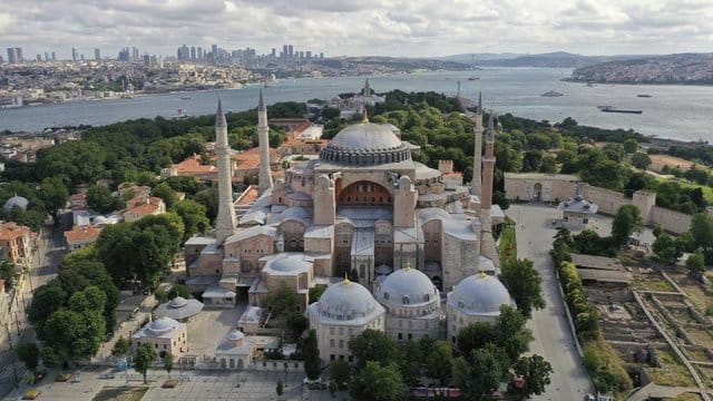 Rund 90 Jahre nach der Umwandlung des Istanbuler Wahrzeichens Hagia Sophia in ein Museum durch Republikgründer Mustafa Kemal Atatürk wird das Gebäude wieder eine Moschee. Rund 90 Jahre nach der Umwandlung des Istanbuler Wahrzeichens Hagia Sophia in ein Museum durch Republikgründer Mustafa Kemal Atatürk wird das Gebäude wieder eine Moschee.