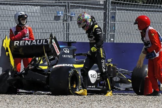 Daniel Ricciardo vom Renault F1 Team steigt aus seinem Wagen, nachdem er in Kurve neun in die Reifenstapel gekracht ist.