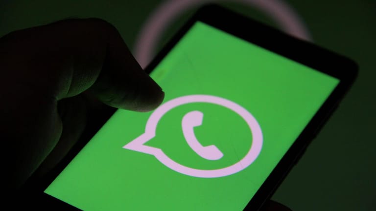 Das WhatsApp-Logo auf einem Smartphone (Symbolbild): Der Messenger ist Ende-zu-Ende verschlüsselt.