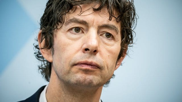 Christian Drosten, Direktor des Instituts für Virologie in Berlin, ist dieser Tage öfter in den Medien als ihm lieb ist. Christian Drosten, Direktor des Instituts für Virologie in Berlin, ist dieser Tage öfter in den Medien als ihm lieb ist.
