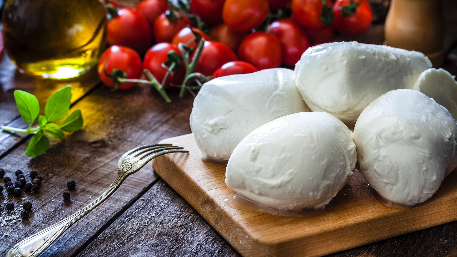 Mozzarella: Der Käse ist auf Pizza und in Salaten sehr beliebt.