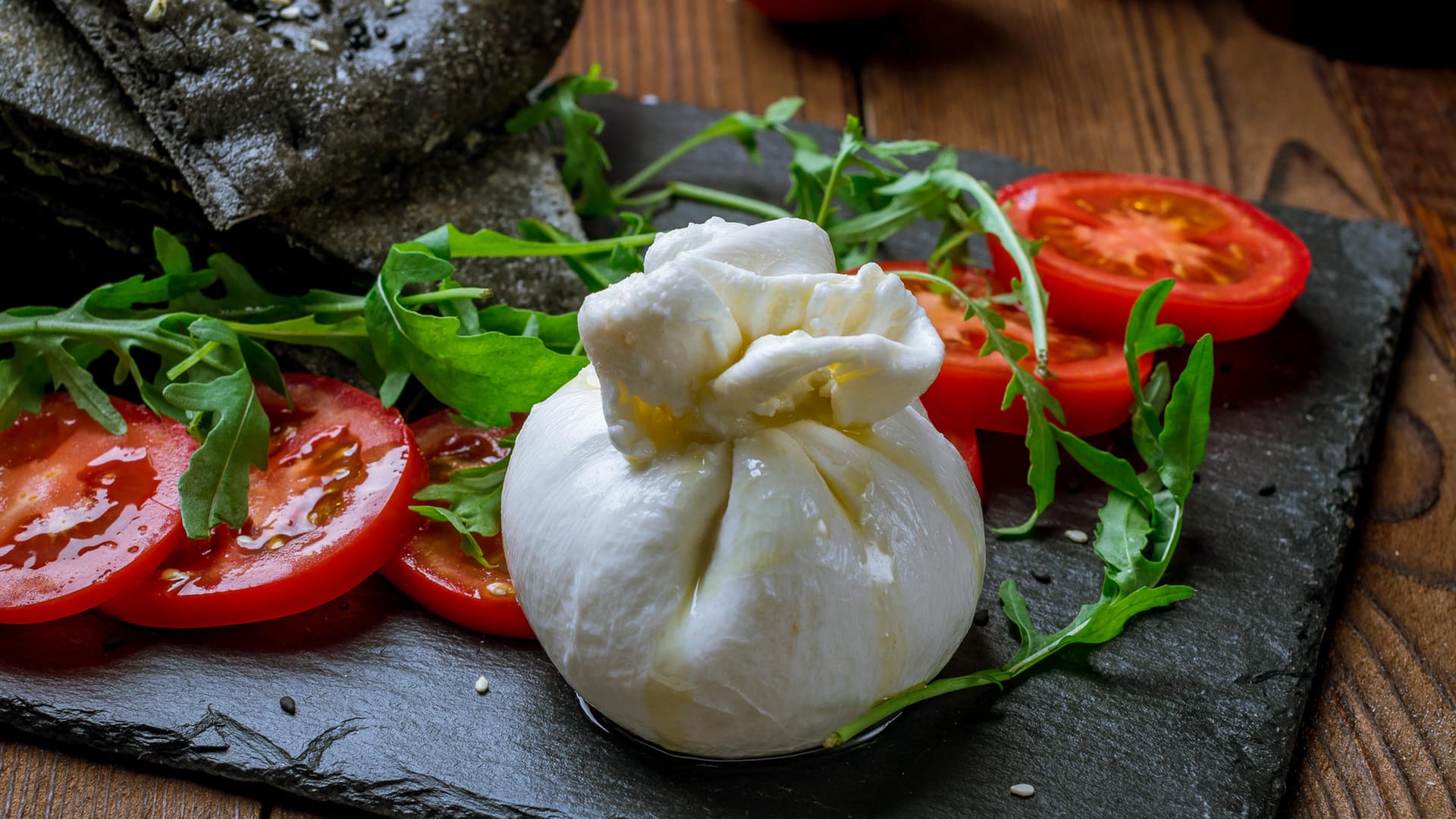 Burrata: Aus der Käsemasse werden bei der Herstellung typischerweise kleine Säckchen geformt.