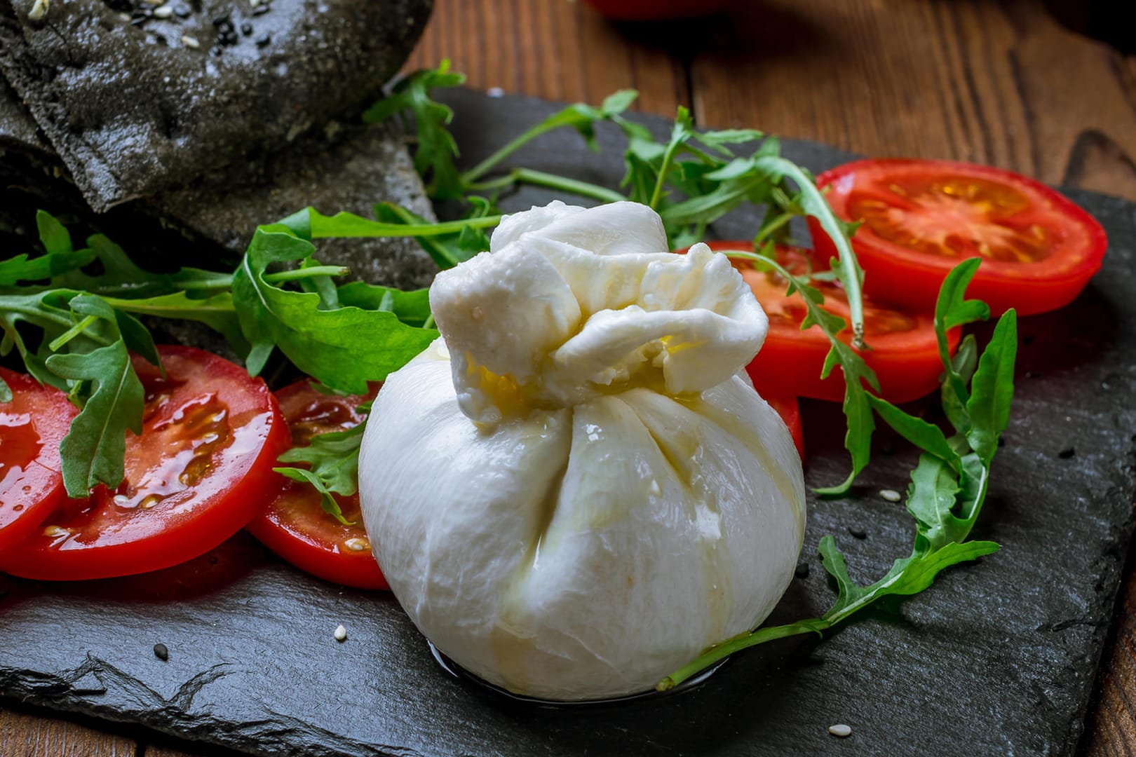 Burrata: Aus der Käsemasse werden bei der Herstellung typischerweise kleine Säckchen geformt.