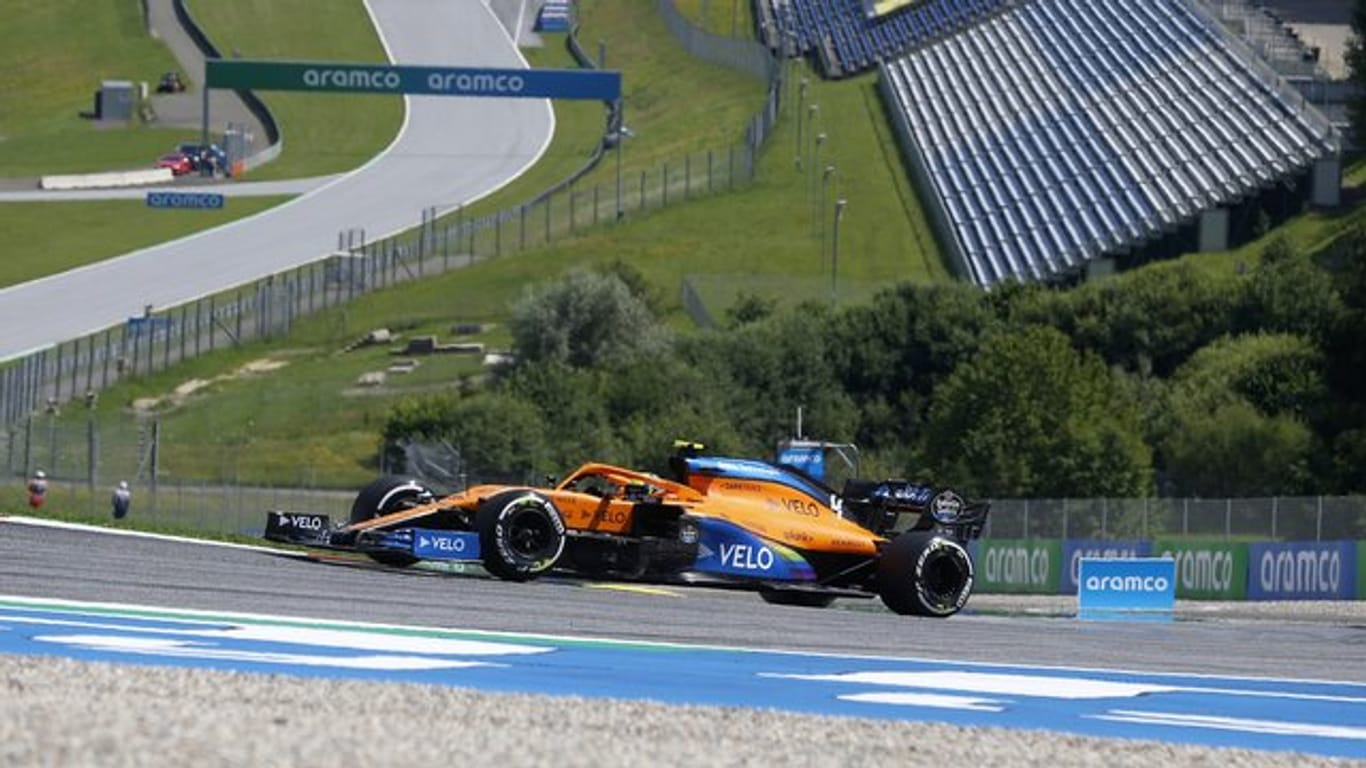 Lando Norris vom Team McLaren steuert sein Auto auf der Rennstrecke in Spielberg.