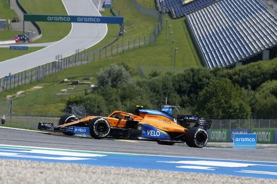 Lando Norris vom Team McLaren steuert sein Auto auf der Rennstrecke in Spielberg.